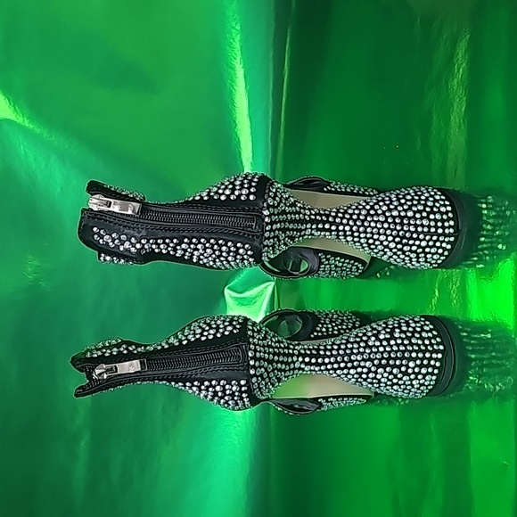 Azalea Wang - Picture 4 of 4